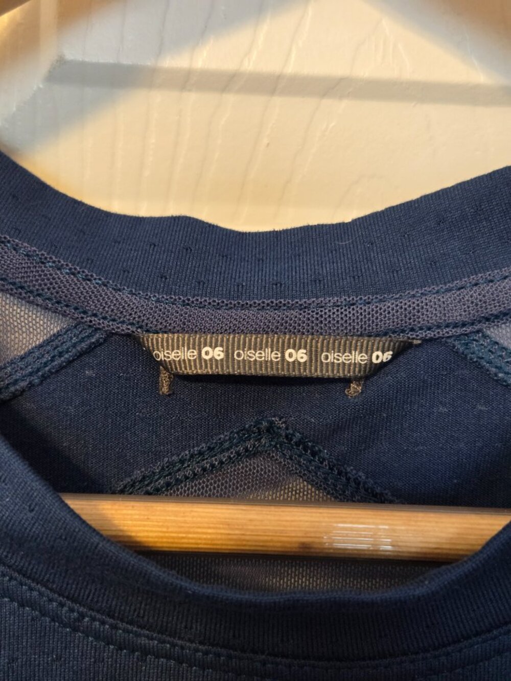Women's Oiselle Top, Size 06. - Picture 3 of 4